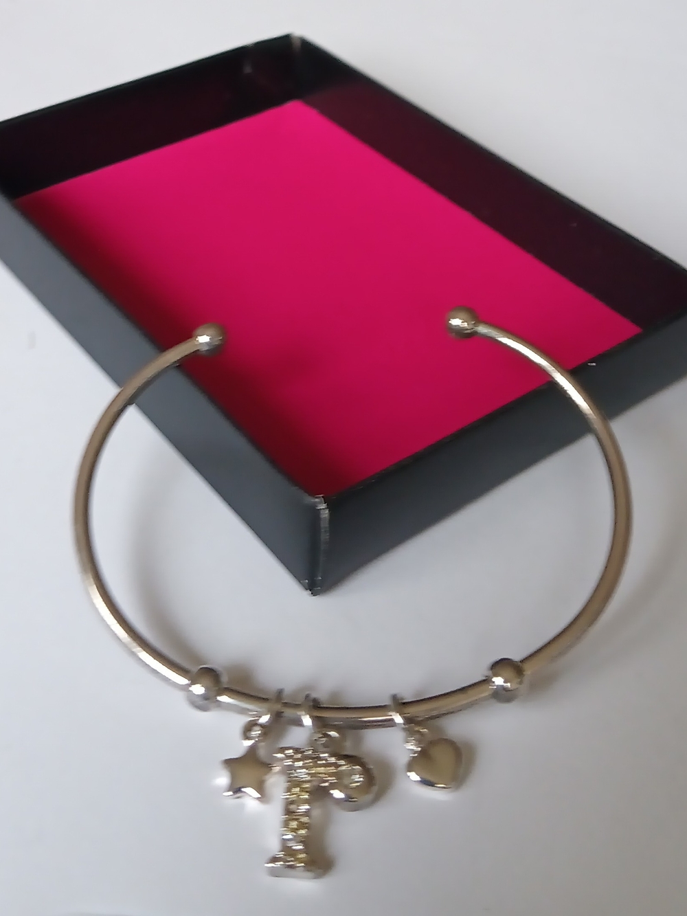 AVON DELICATE BEAUTY INITIAL BRACELET (R)